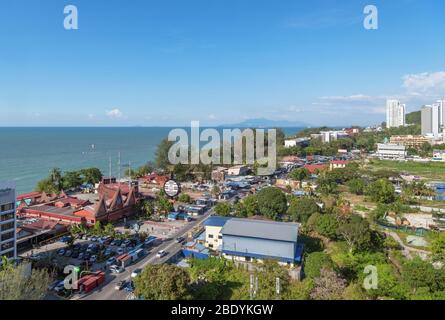 Blick über die Stadt und den Strand vom Holiday Inn Resort, Batu Ferringhi, George Town, Penang, Malaysia Stockfoto