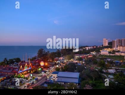 Blick über die Stadt und den Strand bei Nacht vom Holiday Inn Resort, Batu Ferringhi, George Town, Penang, Malaysia Stockfoto