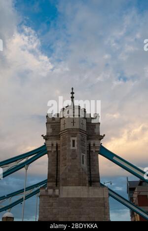 Dusk Twilight Tower Bridge Bascule Suspension Bridge, London, SE1 von Sir Horace Jones & Sir John Wolfe Barry Victorian Gothic Architecture Stockfoto