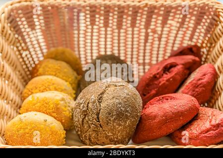 Rustikaler Weidenkorb mit einer Auswahl an verschiedenen Broten frisch gebackenes portugiesisches Brot, das in Porto, Portugal, ausgestellt ist Stockfoto
