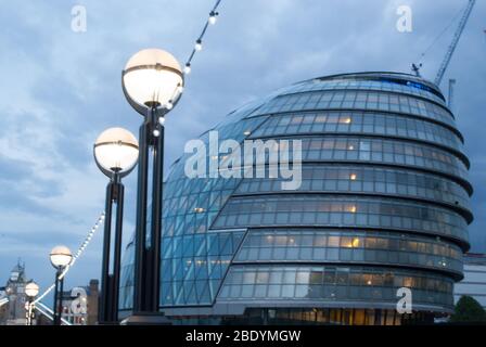 River Thames Moderne Architektur Glashelm Round Sphere GLA City Hall, Mehr London Riverside, London SE1 2AA von Foster & Partners Stockfoto