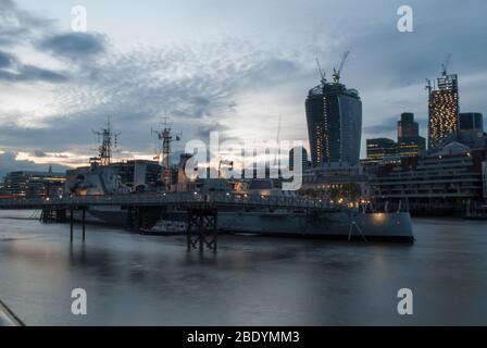 Royal Navy Imperial war Museum dockte an der Themse HMS Belfast The Queen's Walk, London SE1 2JH Tarnschiff Stockfoto