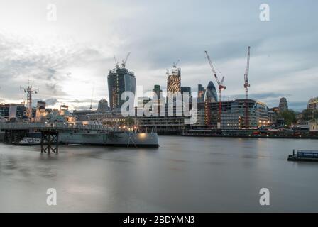 Gherkin NatWest Tower Cheesegrater Walkie Talkie im Bau Gebäude in der City of London Skyline bei Nacht Dunkle City of London, EC2N Stockfoto