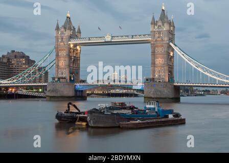 Dusk Twilight Tower Bridge Bascule Suspension Bridge, London, SE1 von Sir Horace Jones & Sir John Wolfe Barry Victorian Gothic Architecture Stockfoto