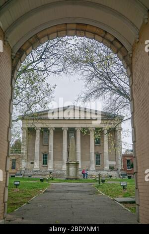 Staten Island, New York, USA: Die Haupthalle im Stil der griechischen Wiedergeburt (1833) im Snug Harbour Cultural Center und Botanischen Garten. Stockfoto