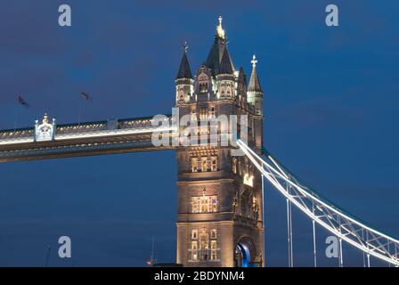 Dusk Night Twilight Tower Bridge Bascule Suspension Bridge, London, SE1 von Sir Horace Jones & Sir John Wolfe Barry viktorianische gotische Architektur Stockfoto