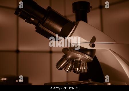 Mikrobiologische Labor Mikroskop im Labor Innenraum Stockfoto