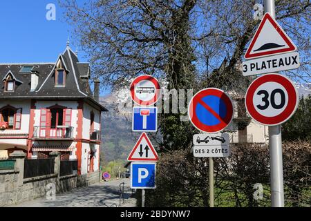 Signalierungen routière. 3 Panneaux. Saint-Gervais-les-Bains. Haute-Savoie. Frankreich. Stockfoto