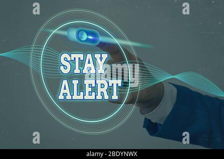 Schreiben von Handschriftertext: "Stay Alert" Konzeptfoto, das die Dinge rund um Quick aufmerksam macht, um sie zu sehen oder zu verstehen Stockfoto