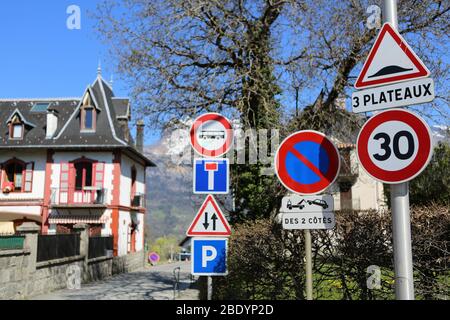 Signalierungen routière. 3 Panneaux. Saint-Gervais-les-Bains. Haute-Savoie. Frankreich. Stockfoto