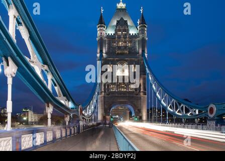 Dusk Night Twilight Tower Bridge Bascule Suspension Bridge, London, SE1 von Sir Horace Jones & Sir John Wolfe Barry viktorianische gotische Architektur Stockfoto