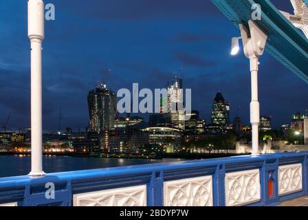 Gherkin NatWest Tower Cheesegrater Walkie Talkie im Bau Gebäude in der City of London Skyline bei Nacht Dunkle City of London, EC2N Stockfoto