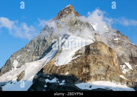 Sonnenlicht auf dem Matterhorn (Cervino), Nordwestgrat, genannt Zmuttgrat (Zmuttgrat). Gletscher. Schweizer Alpen. Europa. Stockfoto