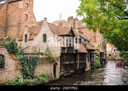 Fabelhafte mittelalterliche Häuser direkt am Kanal neben der Boniface Brücke Bonifaciusbrug. Ivy-bedeckte Wände und ein Innenhof mit Zugang zu wat Stockfoto