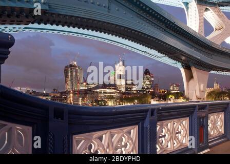 Gherkin NatWest Tower Cheesegrater Walkie Talkie im Bau Gebäude in der City of London Skyline bei Nacht Dunkle City of London, EC2N Stockfoto