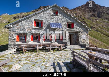 Berghütte Schönbielhütte des Schweizerischen Alpenvereins. Zmutttal, Zermatt, Wallis, Schweizer Alpen. Europa. Stockfoto