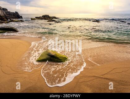 Felsen und Wassermuster bei Sonnenuntergang an der Pazifikküste von Mexiko. Stockfoto