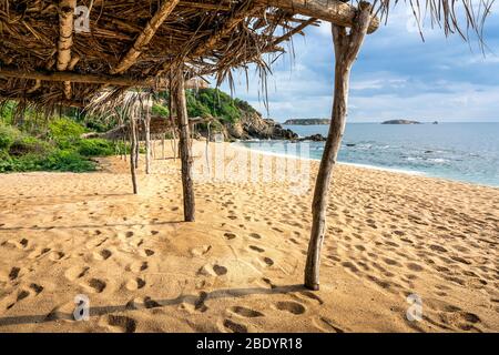 Palapas am Strand von Palma Sola an der Pazifikküste Mexikos. Stockfoto