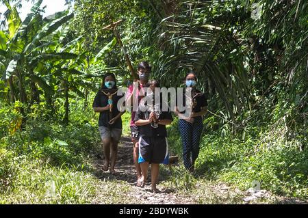 Sleman, YOGYAKARTA, INDONESIEN. April 2020. Eine Reihe junger Katholiken tragen Masken und halten das Kreuz Jesu während der Durchführung der ruhigen Kreuzung Karfreitag vier junge Katholiken in Sleman, Yogyakarta, Indonesien Freitag, 10. April 2020. Ostern und andere Gottesdienste für Christen und Katholiken auf der ganzen Welt im Jahr 2020 wurden als Folge Corona oder Covid-19 Virus Ausbrüche gestört. Kredit: Slamet Riyadi/ZUMA Wire/Alamy Live News Stockfoto