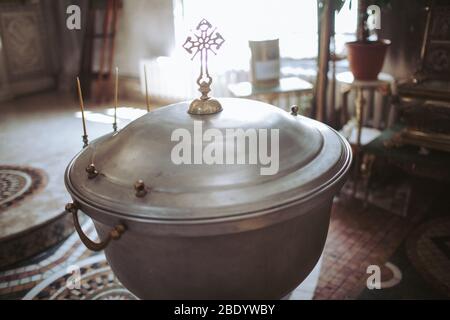 Ein Gegenstand zum Eintauchen eines Kindes in die orthodoxe Kirche während des Sakraments der Taufe. Stockfoto