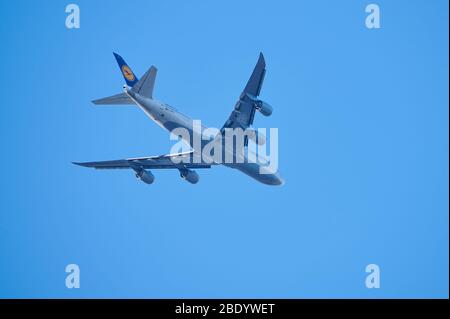 Mainz, Deutschland - 10. April 2020: Boeing 747-8 fliegt über Mainz in der Nähe des Frankfurter Flughafens. Stockfoto