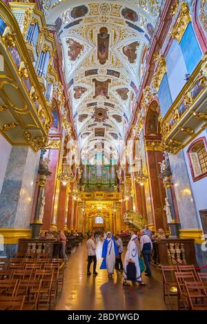 TSCHENSTOCHAU, POLEN - 12. JUNI 2018: Die Pilger besuchen am 12. Juni die Jasna Gora Basilika, eine der bedeutendsten Wallfahrtskapelle Polens Stockfoto