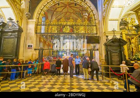 TSCHENSTOCHAU, POLEN - 12. JUNI 2018: Die lange Schlange zur Kapelle der Muttergottes auf Tschenstochau und die Pilger beten vor dem hohen Zaun am Juni Stockfoto