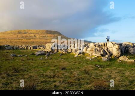 Backpacker, die den Blick auf Inglborough in warmen Abendlicht bedeckt. Stockfoto