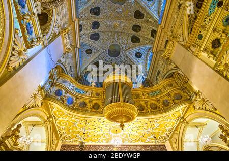 TSCHENSTOCHAU, POLEN - 12. JUNI 2018: Die Pfeifenorgel der Jasna Gora Basilika befindet sich auf dem großen Balkon über dem Eingang mit den Pfeifen in kreisförmigen Stockfoto