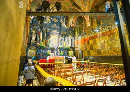 TSCHENSTOCHAU, POLEN - 12. JUNI 2018: Pilger besuchen die Kapelle unserer Lieben Frau von Tschenstochau und begeben sich auf den Knien hinter dem Altar, dem heiligsten Ort, auf J Stockfoto