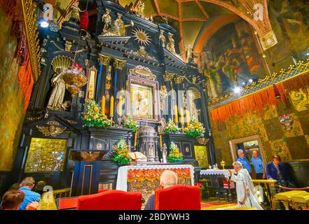 TSCHENSTOCHAU, POLEN - 12. JUNI 2018: Die Messe in der Kapelle unserer Lieben Frau von Tschenstochau vor der Ikone der Schwarzen Madonna, Jasna Gora Basilika, am 12. Juni in Czes Stockfoto