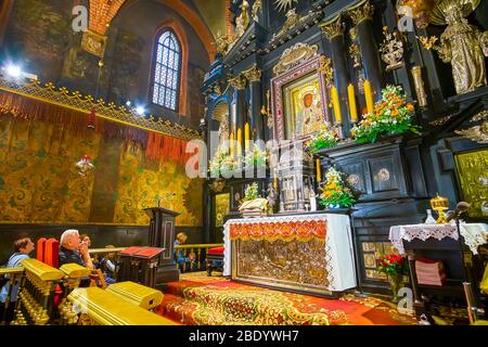 TSCHENSTOCHAU, POLEN - 12. JUNI 2018: Gebete in der Kapelle der Muttergottes beten in der Ikone der Schwarzen Madonna von tschenstochau, Basilika Jasna Gora, am 12. Juni in C. Stockfoto