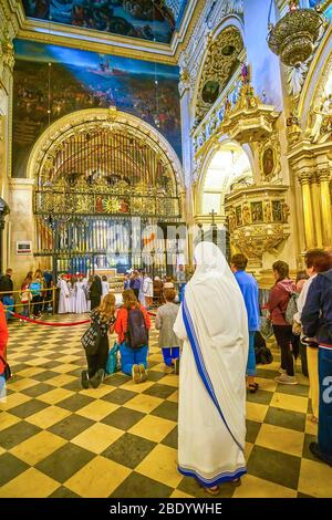 TSCHENSTOCHAU, POLEN - 12. JUNI 2018: Die Pfarrkinder beten am 12. Juni in Tschenstochau in der Marienkapelle in der Basilika Jasna Gora Stockfoto