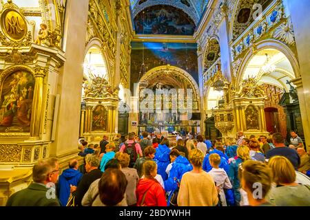 TSCHENSTOCHAU, POLEN - 12. JUNI 2018: Die Menschenmengen der Pfarrkinder in der Jasna Gora Basilika an ihrem Hauptschrein die Kapelle unserer Lieben Frau mit schwarzer Madonna ic Stockfoto