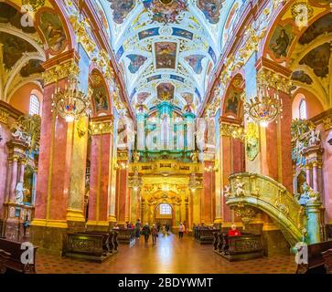 TSCHENSTOCHAU, POLEN - 12. JUNI 2018: Blick auf das Innere der Jasna Gora Basilika, dem schönen Beispiel des polnischen Barockstils in der Architektur, auf J Stockfoto