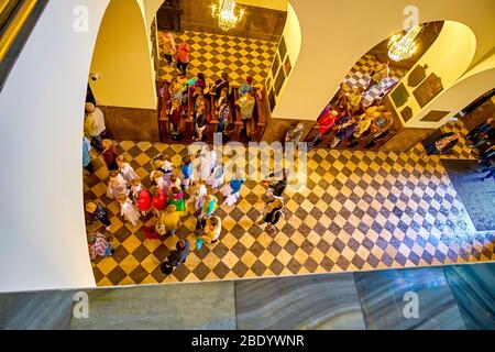 TSCHENSTOCHAU, POLEN - 12. JUNI 2018: Kinder in Bühnenkostümen betreten die Jasna Gora Basilika am Morgen des Gebets, am 12. Juni in Tschenstochau Stockfoto