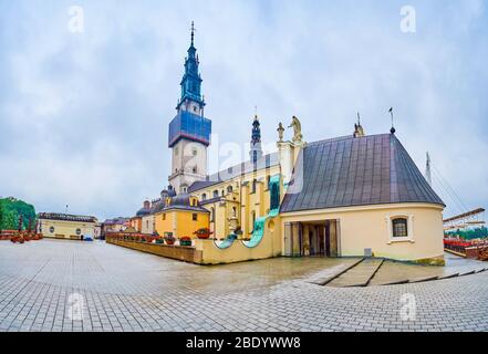 Panorama des Hofes des Klosters Jasna Gora mit dem Eingang zur Schatzkammer in der mittelalterlichen Kapelle im Vordergrund, Tschenstochau, Polen Stockfoto