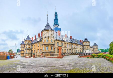 TSCHENSTOCHAU, POLEN - 12. JUNI 2018: Große Bastion und altes historisches Gebäude mit halbrunden Türmen im Kloster Jasna Gora, am 1. Juni Stockfoto