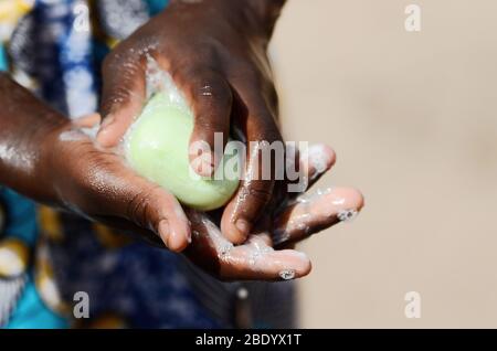Afrikanische schwarze Hände Waschen mit viel Seife zu reinigen und zu vermeiden Kontamination und Ausbreitung von Viren oder Bakterien Stockfoto