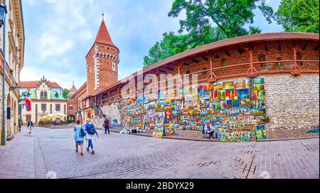 KRAKAU, POLEN - 12. JUNI 2018: Der Kunstmarkt am Floriantor in Pijarska bietet am 12. Juni in Krakau eine Vielzahl von Kunstwerken lokaler Künstler Stockfoto