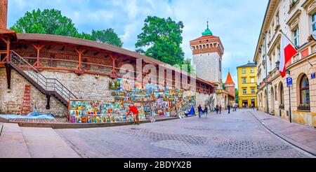 KRAKAU, POLEN - 12. JUNI 2018: Panoramablick auf die Wände des Floriantores in der Pijarska Straße mit dem beliebten Kunstmarkt im Freien, am 12. Juni in Krakau Stockfoto