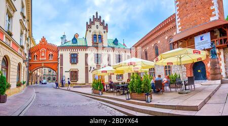 KRAKAU, POLEN - 12. JUNI 2018: Die kleine Außenterrasse des lokalen Cafés gegenüber der Fassade des Czartoryski Museum in der Altstadt, am 12. Juni Stockfoto