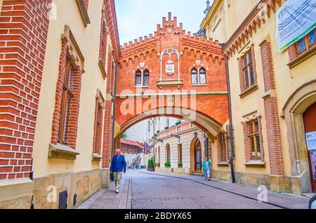 KRAKAU, POLEN - 12. JUNI 2018: Spazieren Sie durch das mittelalterliche Viertel von Krakau und beobachten Sie prächtige historische Gebäude wie den überdachten Pass von Czartoryski Stockfoto