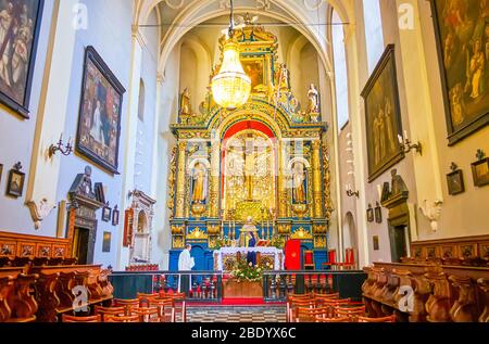 KRAKAU, POLEN - 12. JUNI 2018: Das Presbyterium und der hölzerne vergoldete Altar der Markuskirche, am 12. Juni in Krakau Stockfoto