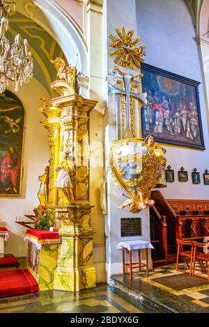 KRAKAU, POLEN - 12. JUNI 2018: Das Innere der Markuskirche mit herzförmiger vergoldeter Kanzel mit hohem Kreuz, am 12. Juni in Krakau Stockfoto
