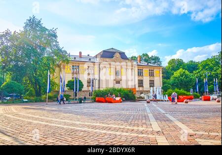 KRAKAU, POLEN - 12. JUNI 2018: Das wunderschöne Gebäude des Kunstpalastes auf dem Szczepanski Platz im Jugendstil, am 12. Juni in Krakau Stockfoto