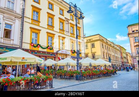 KRAKAU, POLEN - 12. JUNI 2018: Das zentrale Viertel von Krakau ist das Paradies für Feinschmecker, aufgrund der hohen Anzahl von lokalen Restaurants, Bars und Stockfoto