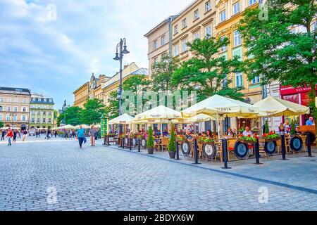 KRAKAU, POLEN - 12. JUNI 2018: Rynek Glowny ist der zentrale Platz der Stadt bietet eine Vielzahl von Restaurants, Bars und Cafés für jeden Geschmack, am 1. Juni Stockfoto