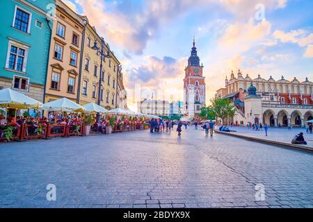 KRAKAU, POLEN - 12. JUNI 2018: Die erstaunlichen Farben des Abendhimmels über dem Stadtzentrum von Krakau, die angenehmste Zeit für Spaziergänge und Erholung in lokalen Stockfoto