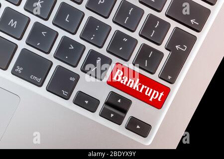 Laptop mit Wort bankrott auf der Tastatur geschrieben. Stockfoto